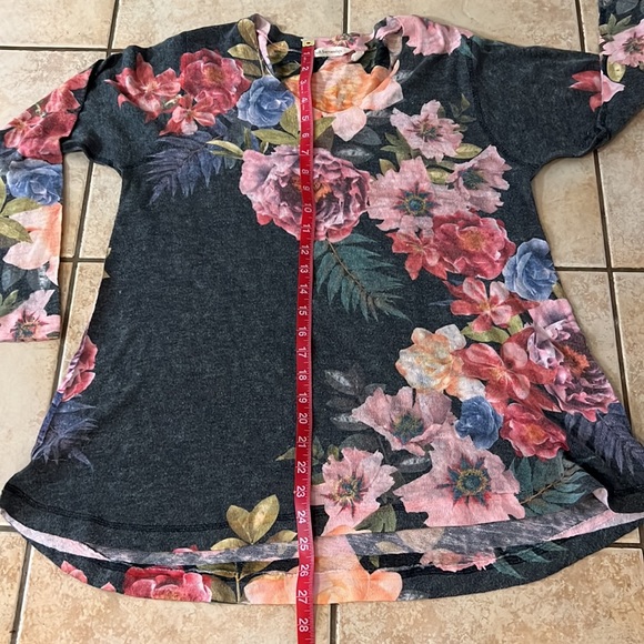 Soft Surroundings Midnight Blooms Floral long sleeve Vneck Top, Sz PM - Picture 7 of 7